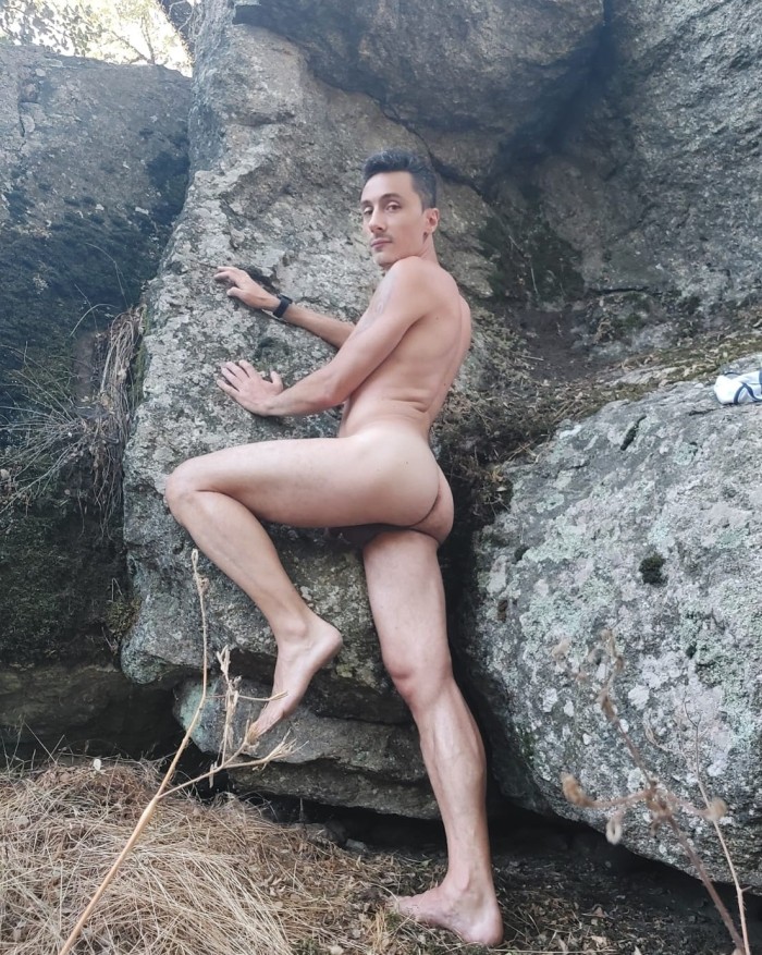 Desnudo y a cara descubierta en videollamada