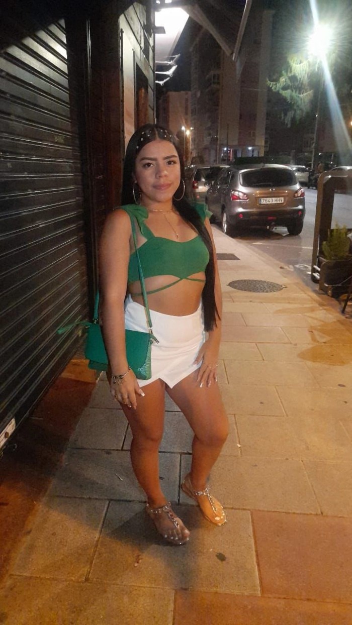 TRAVIESA MUJER EN BUSCA DE UN CABALLERO