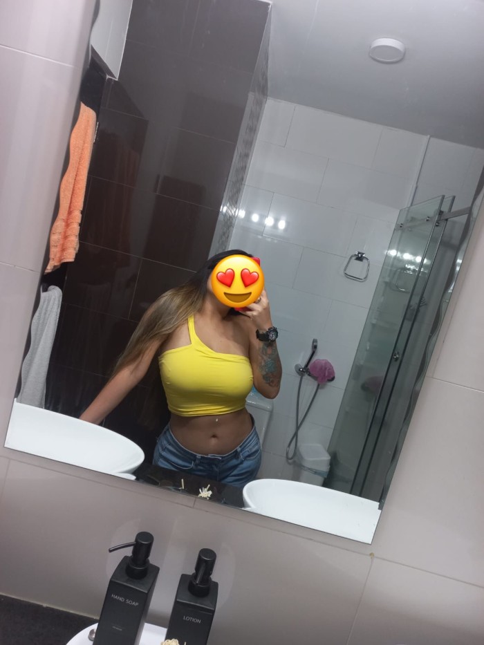Guapa rubia de ojos claros con muchas ganas de v