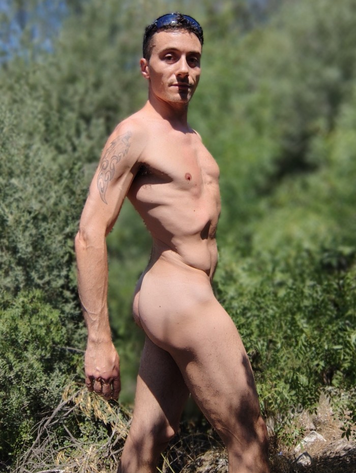 Soy Alex, vendo packs de videos con corridas y hago videollamadas