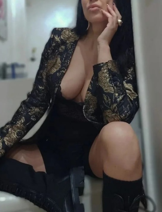 Hermosa y caliente morena de paso por la ciudad, zona Barajas