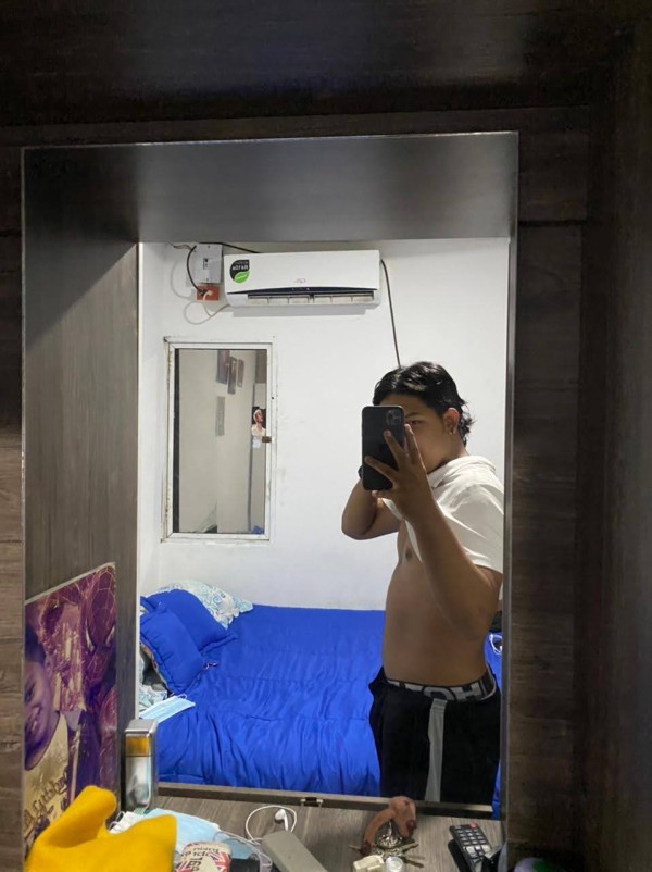 Chico joven, solo busca complacer y diversión