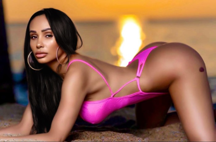 MORENA EXÓTICA EN SAN SEBASTIAN