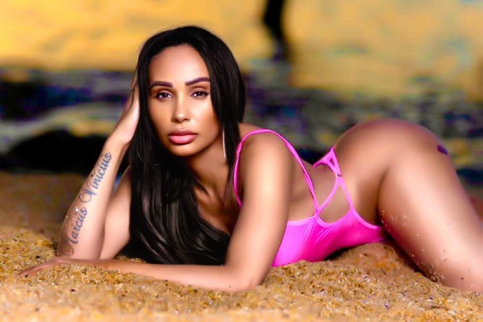 MORENA EXÓTICA EN SAN SEBASTIAN