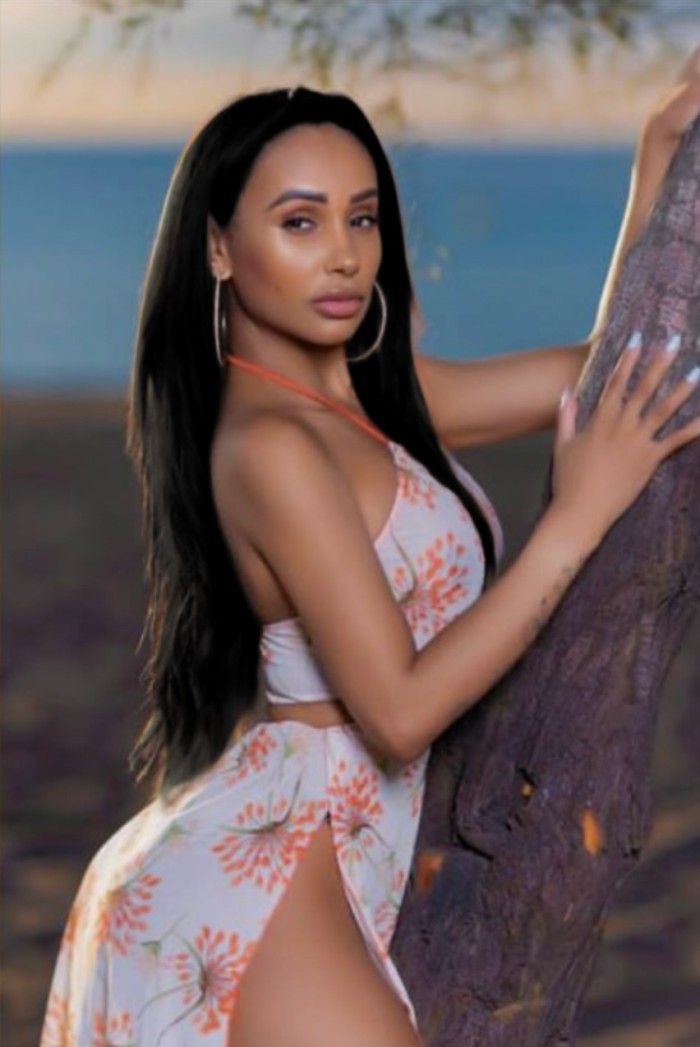 MORENA EXÓTICA EN SAN SEBASTIAN