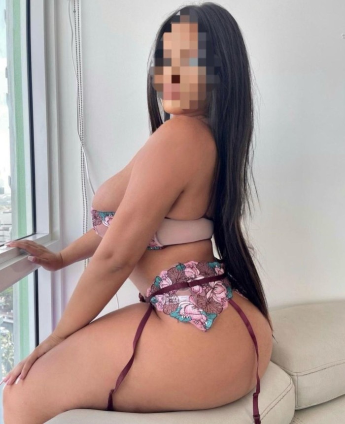VEN FOLLAME POR EL COÑITO A ESTA RICA MULATA