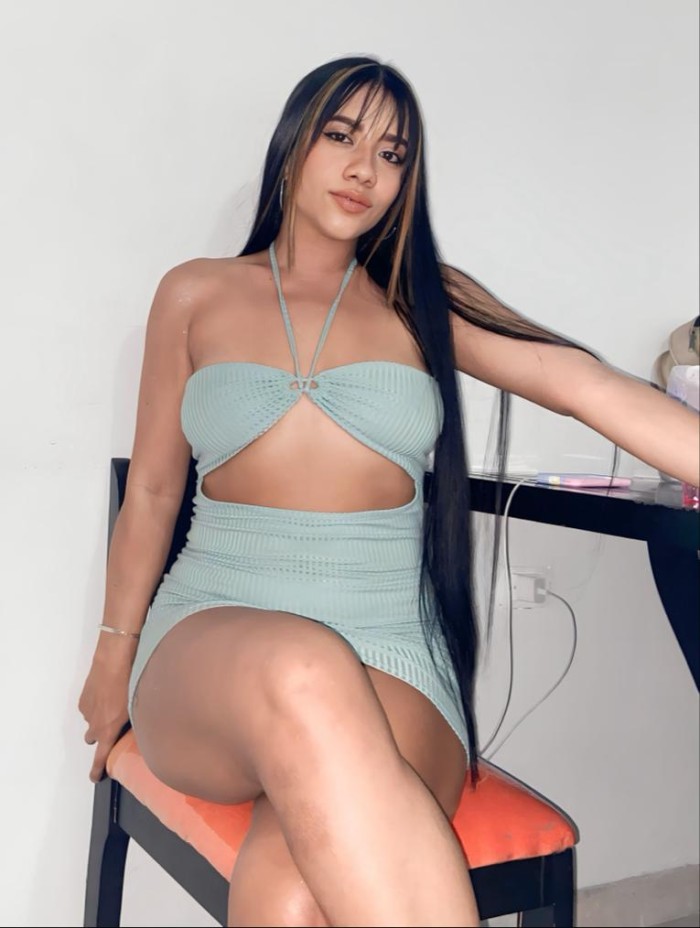 Niñata juguetona en la cama salidas 24 horas