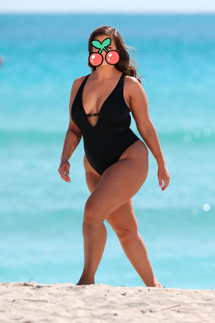 Una mujer guapa exuberante muy cariñosa