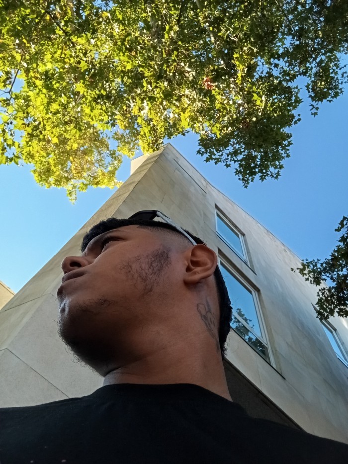 Joven colombiano dispuesto a complacerte