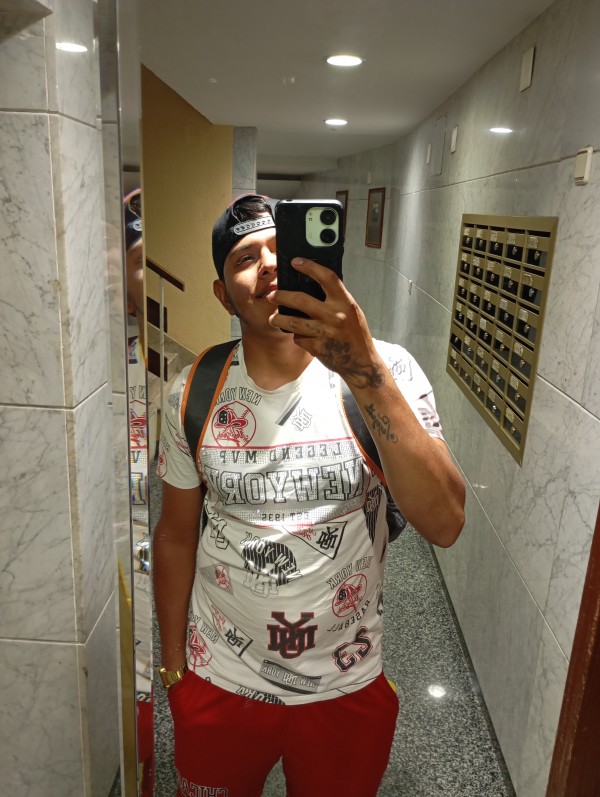 Joven colombiano dispuesto a complacerte