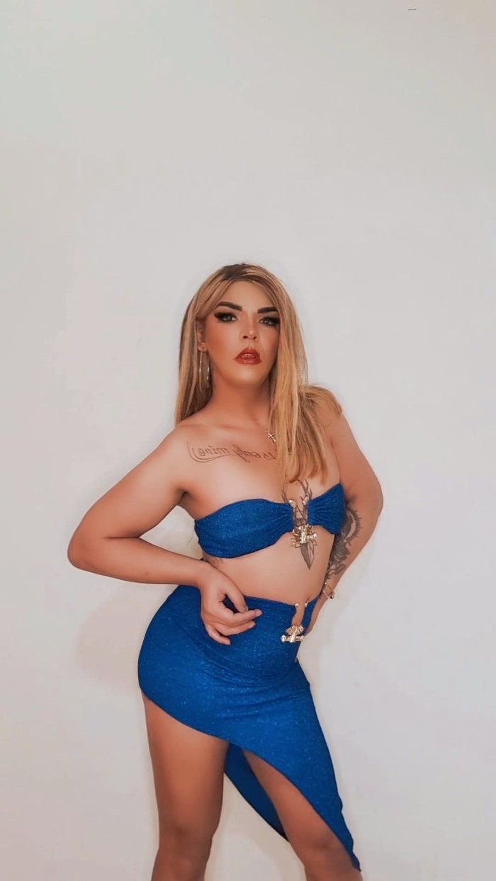 SEXY Y ATREVIDA CON ENORME POLLA Y GRANDES COJONES