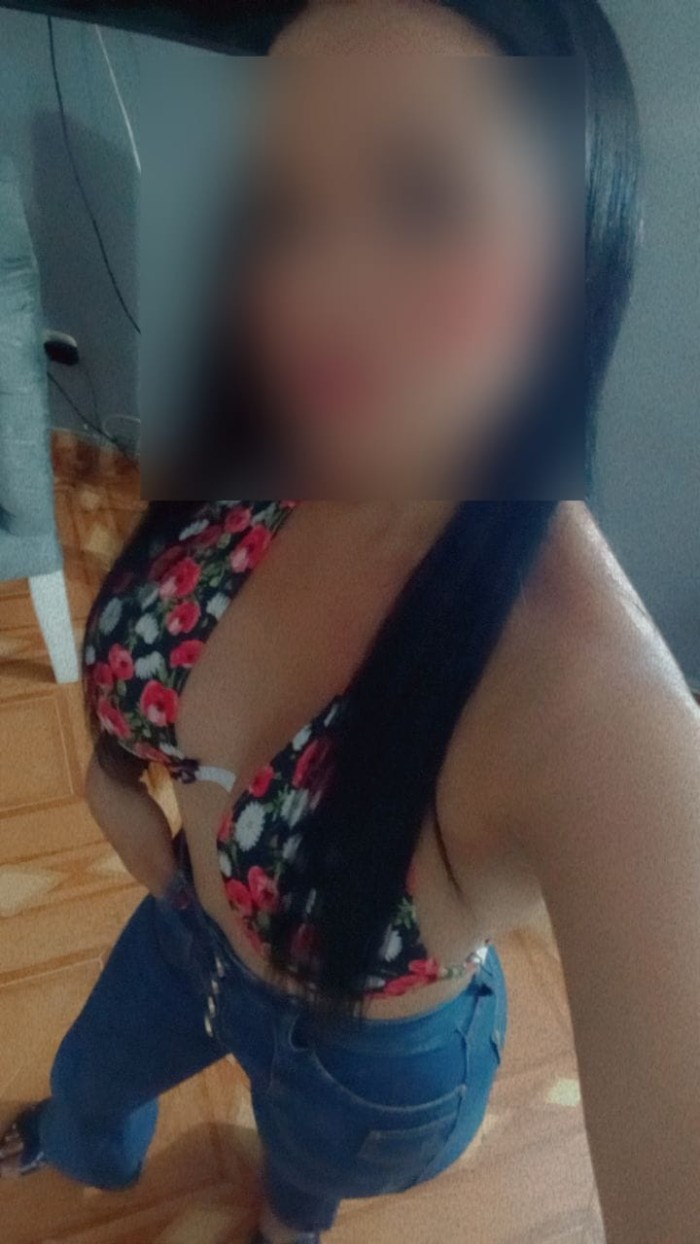 UNA CHICA SIN LIMITES Y LLENA DE LUJURIA..