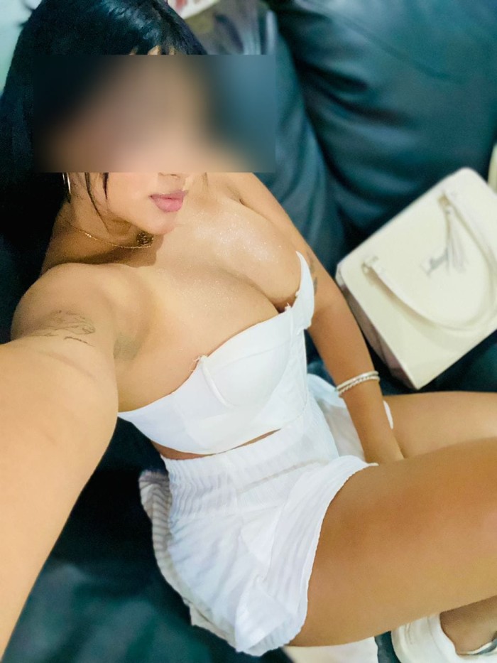 CARIÑOSA JOVENCITA LATINA, SALIDAS – FIESTA