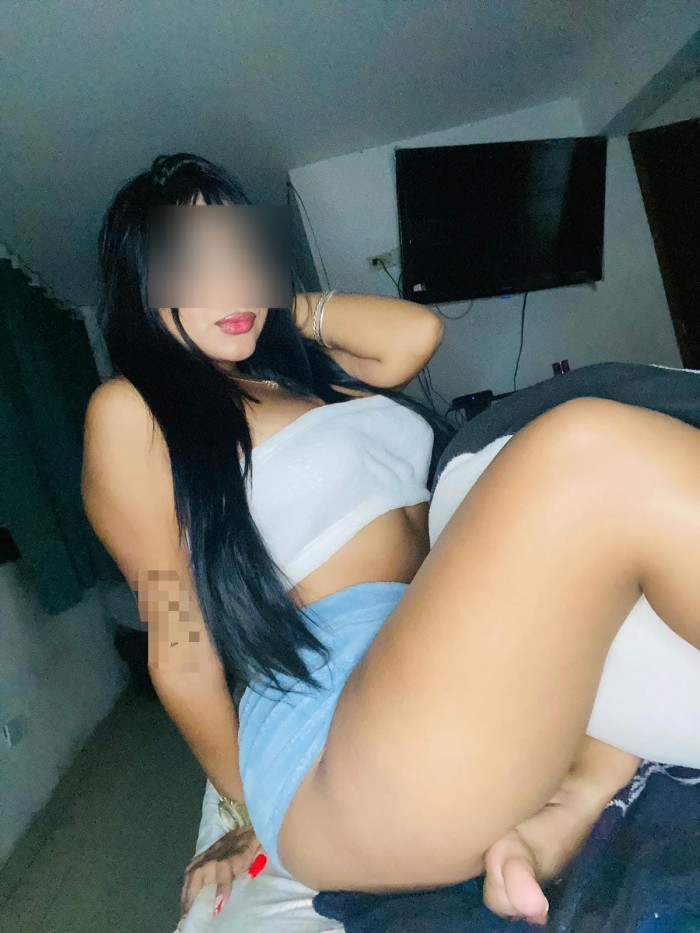 CARIÑOSA JOVENCITA LATINA, SALIDAS – FIESTA