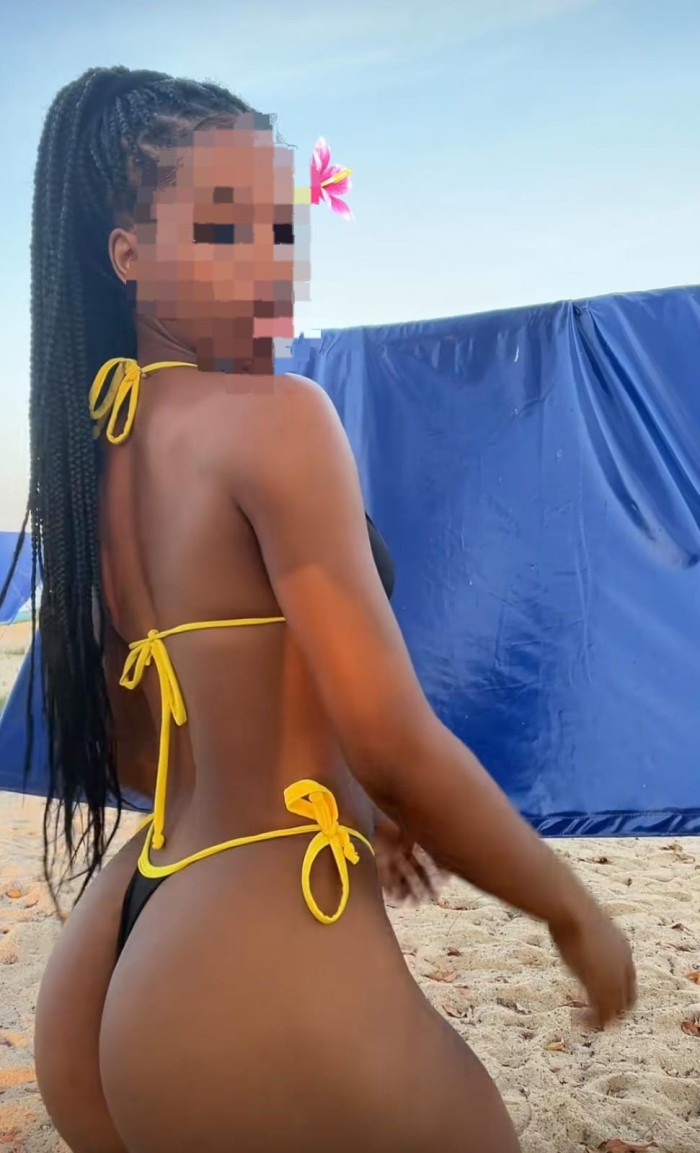 MORENA DE CUERPO ESCULRURAL.. SALIDAS
