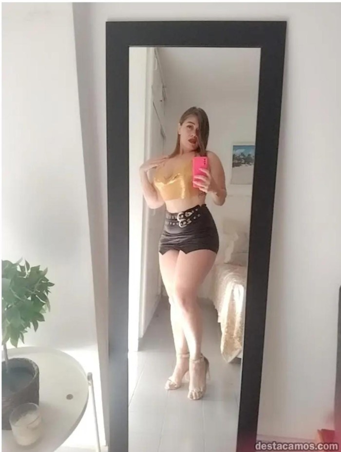 Rubia ardiente muy completa