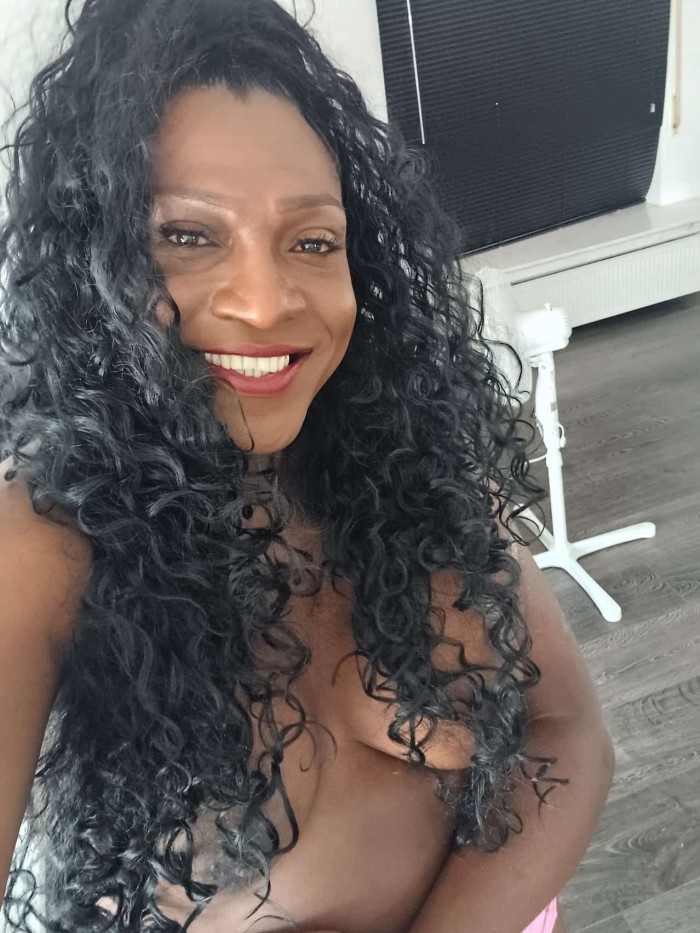 Naomy morena colombiana por poco días !