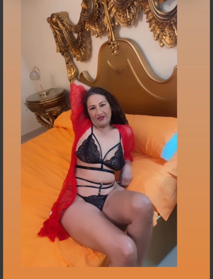 Chica sexi latina, complaciente y divertida.