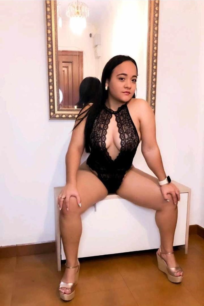 LATINA ALEGRE Y COMPLACIENTE /SALIDAS