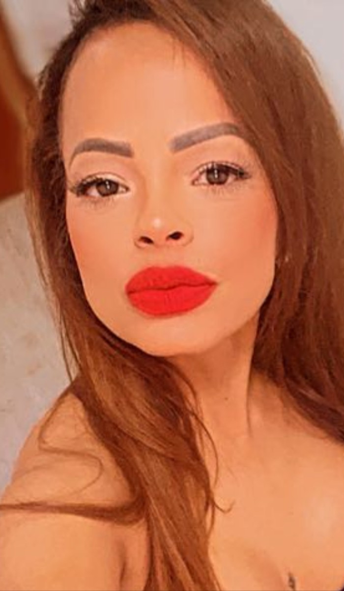 Vivo sola fiestera implicada.aire acondicionad