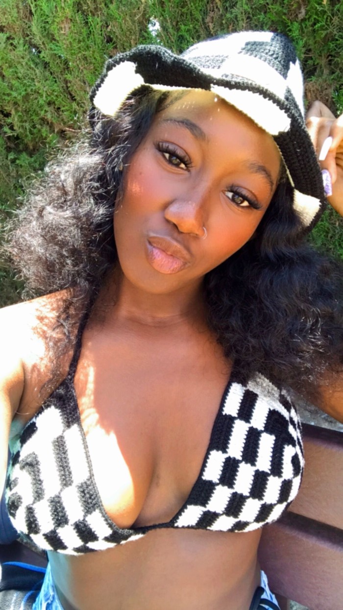 Jovencita colombiana recién llegada a Ibiza