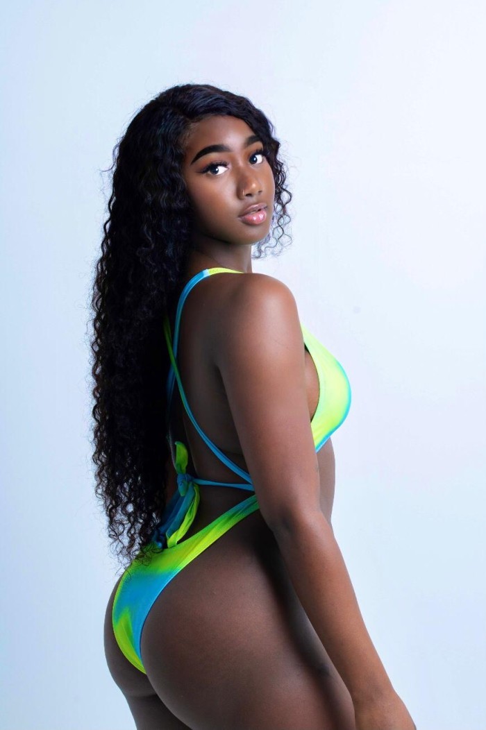 Jovencita colombiana recién llegada a Ibiza