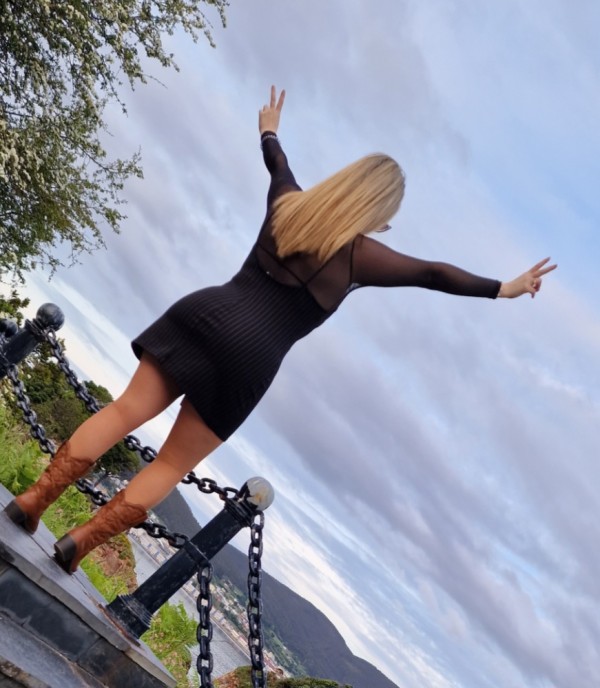 Claudia tu rubia fiestera con buen rollo