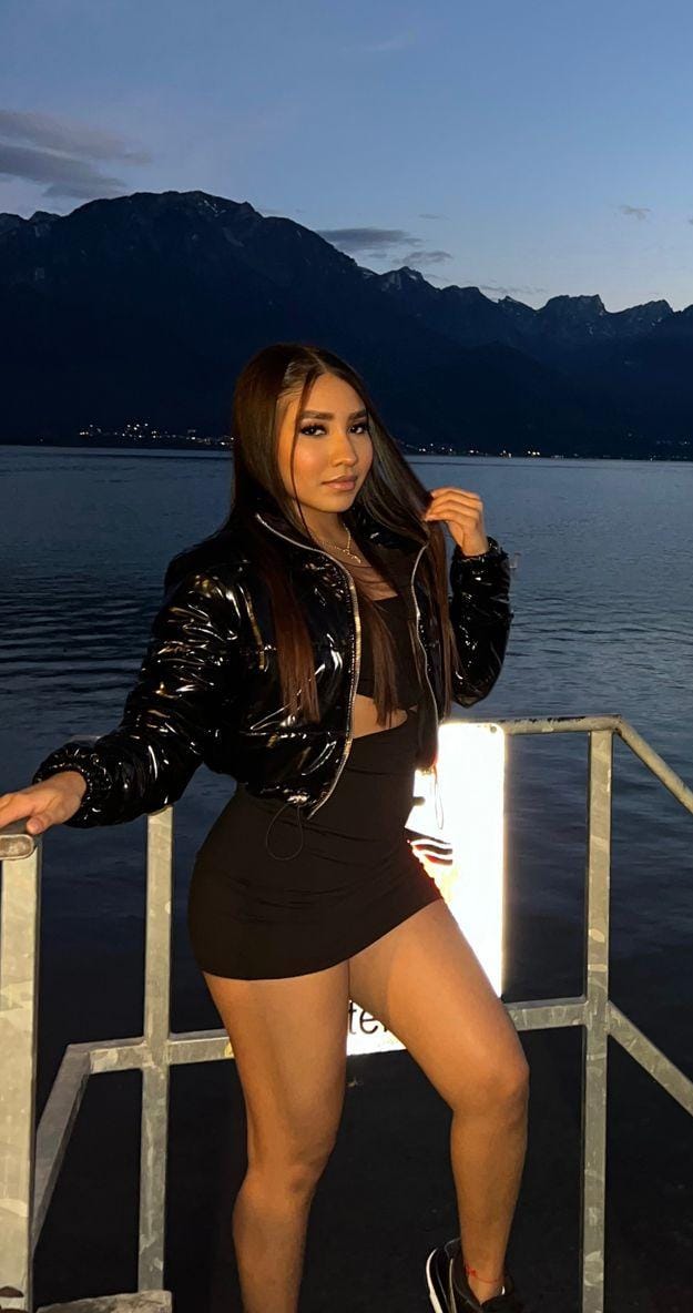 UNA CHICA DE LUJO DE VISITA POR TU PUEBLO