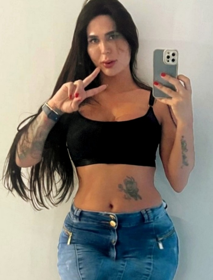 TRANNY Claudia MORENAZA tatuada EXOTICA alta femen
