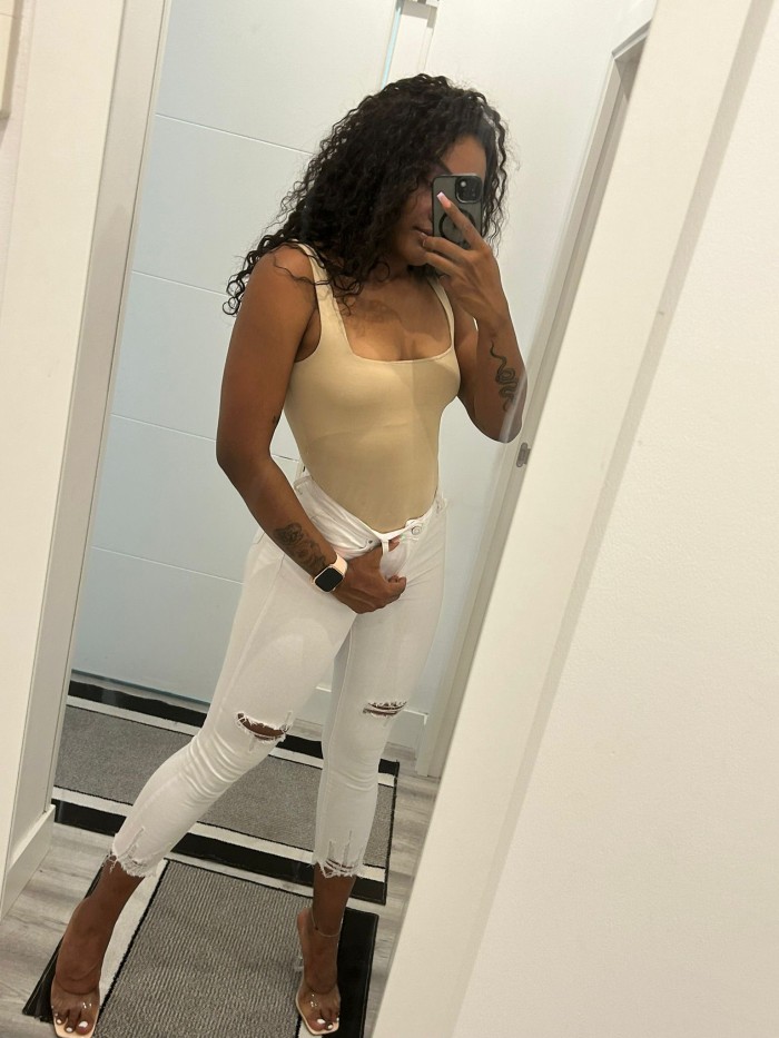 Jovencita cerca de cimpozuelo 24 h