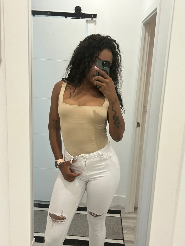 Jovencita cerca de cimpozuelo 24 h