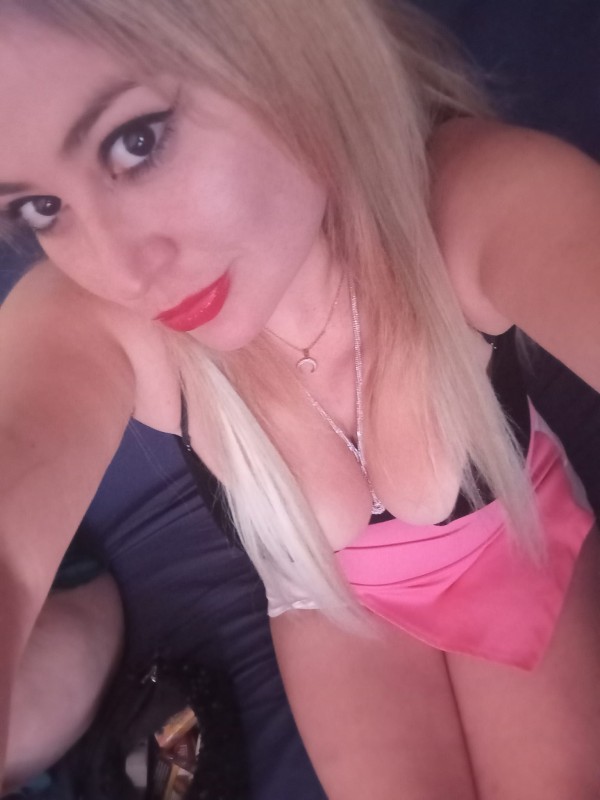 Nikol Novedad fiestera y caliente