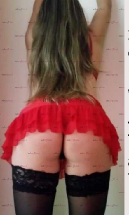 Chica independiente morbosa y juguetona