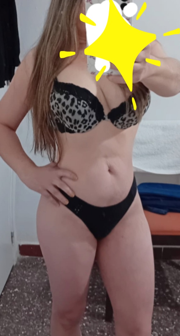 Chica independiente morbosa y juguetona