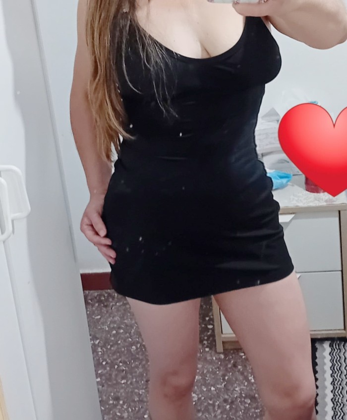 Chica independiente morbosa y juguetona