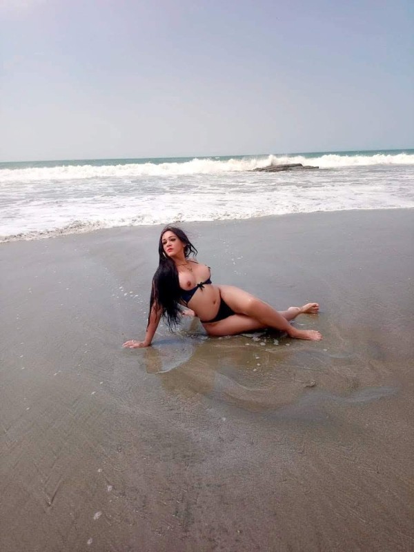 FIESTERA CON UNA ENORME SORPRESA LATINA 611262301 MORENAZA DE CABELLO LARGO