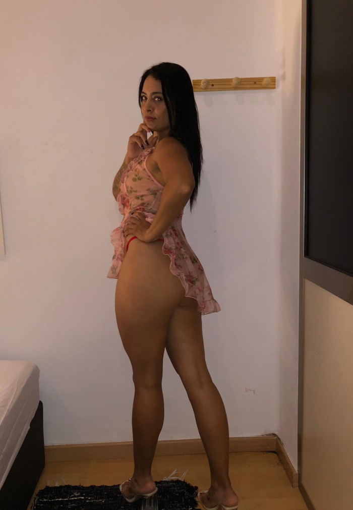 ANDO MUY MOJADITA Y CON MUCHAS GANITAS (611287501)