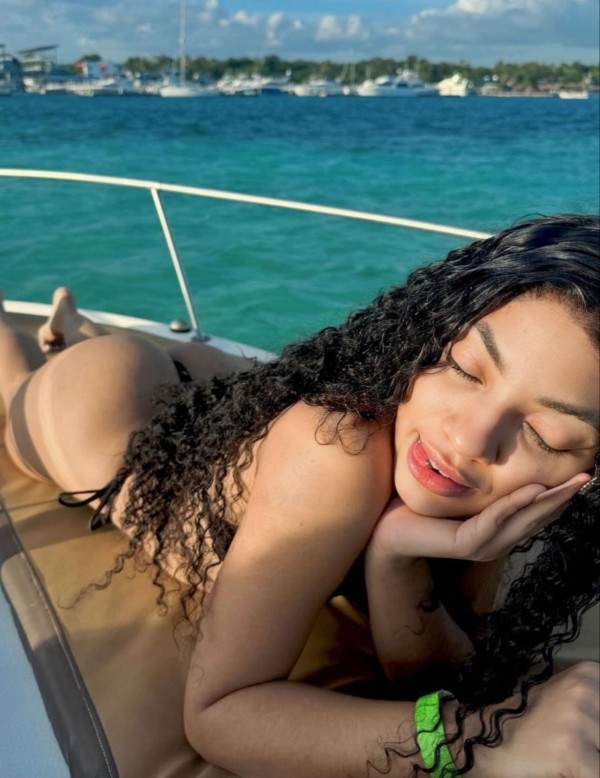 Mia ||Chica joven dulce y divertida