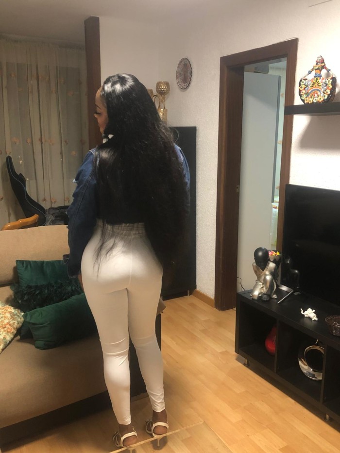 MULATA CON CON GANAS DE UNA RICA POLLA