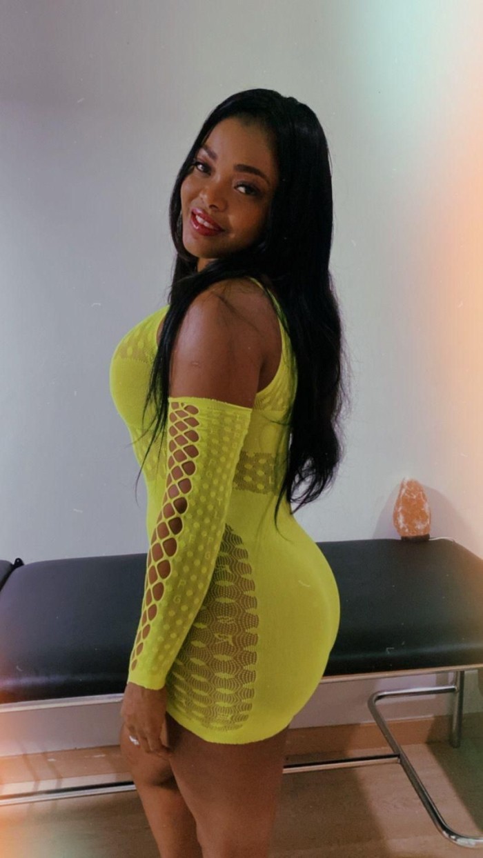 MULATA CON CON GANAS DE UNA RICA POLLA