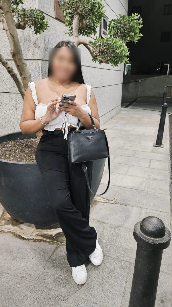 DELICIOSA MORENAZA CON UN RICO COÑITO ARDIENTE