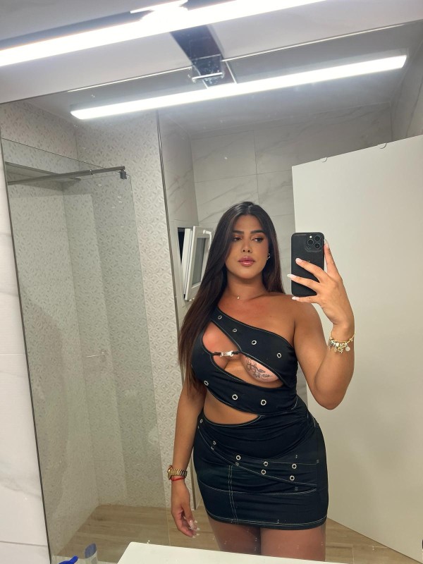 SAGRADA FAMILIA Nicolly Bolína BELA Y FEMENINA.