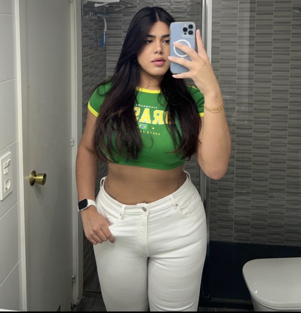 SAGRADA FAMILIA Nicolly Bolína BELA Y FEMENINA.