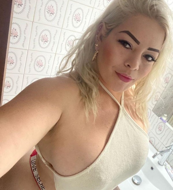 EVALUNA RUBIA MUY PUTA CACHONDA ME FOLLEN A TOPE