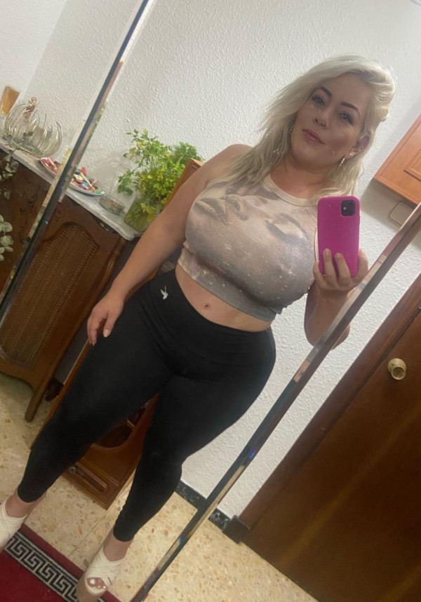 EVALUNA RUBIA MUY PUTA CACHONDA ME FOLLEN A TOPE