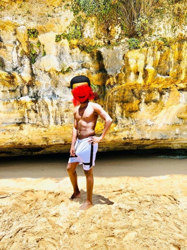 Chico africano dotado y muy activo en Sevilla