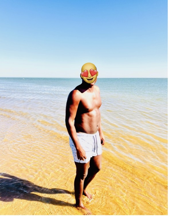 Chico africano dotado y muy activo en Sevilla