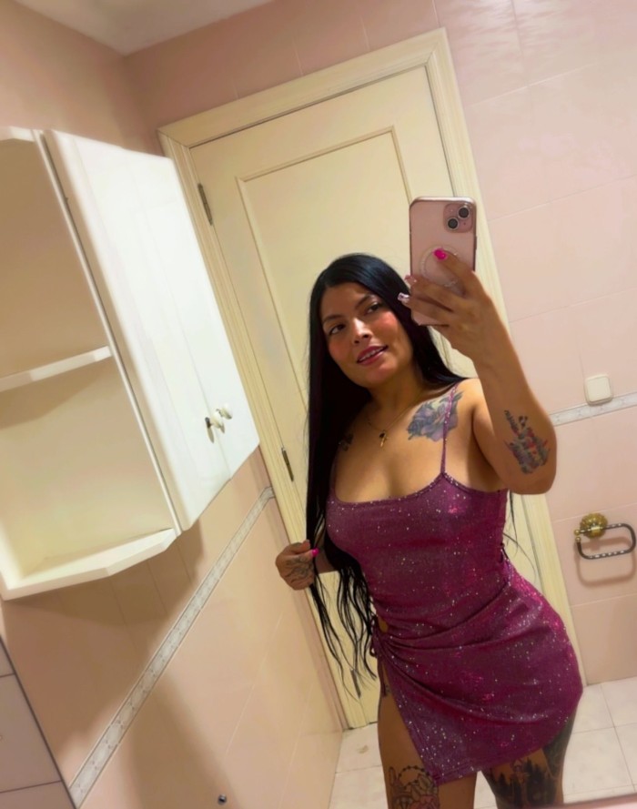 Una linda joven pelinegra y nalgona