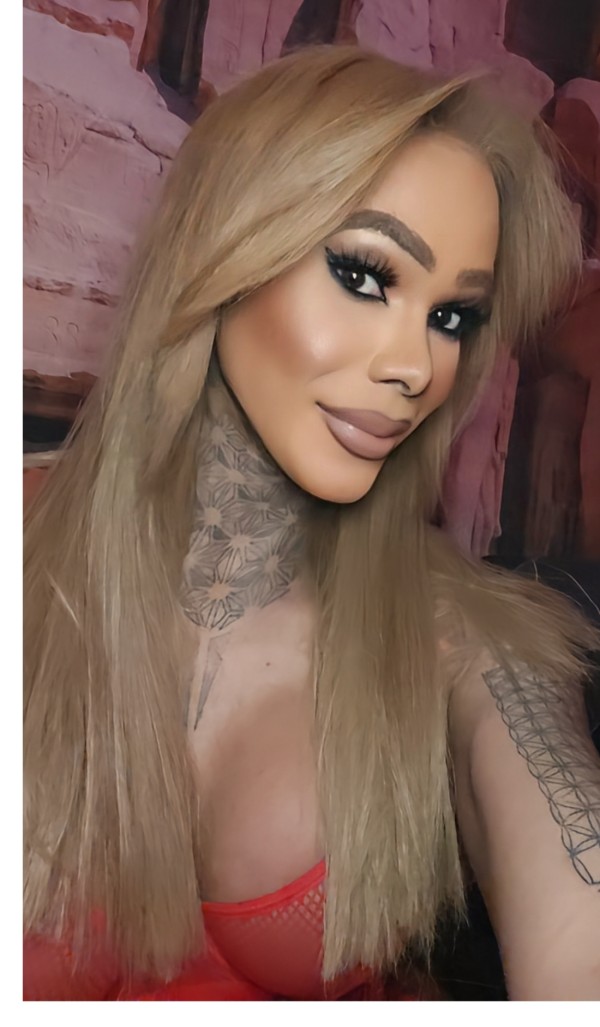 Exuberante trans particular dotada fiestera 24 ho