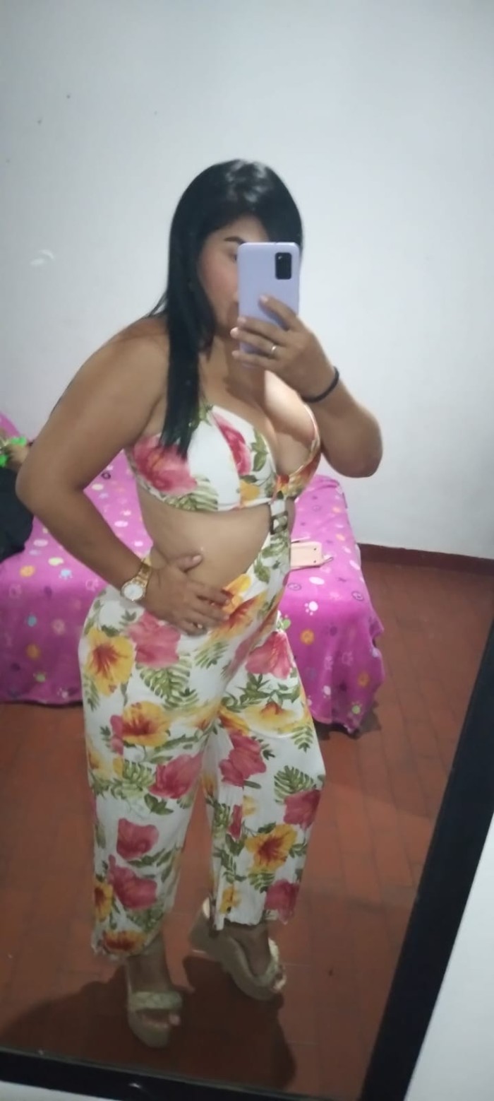 VEN A COMER MI CULO Y MI VAGINA HUMEDA